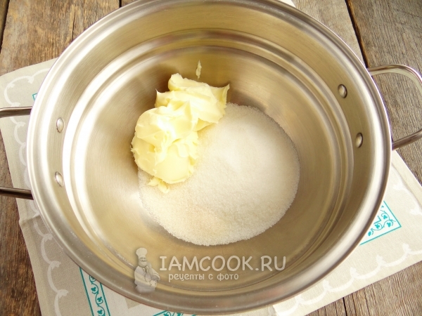 Соединить сахар с маслом