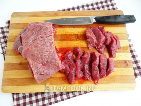 Нарезать мясо на кусочки
