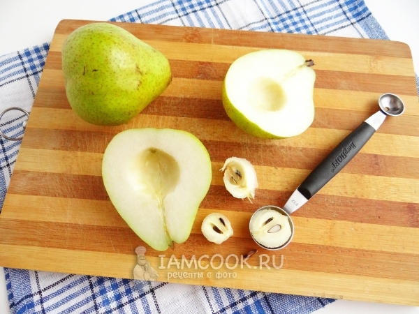 Вырезать у груши сердцевину