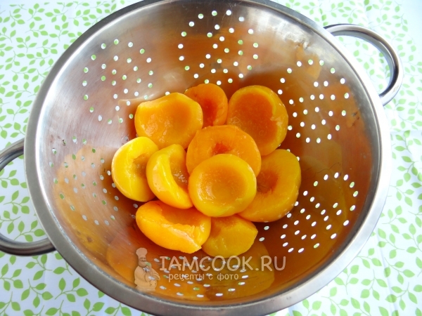 Откинуть персики на дуршлаг