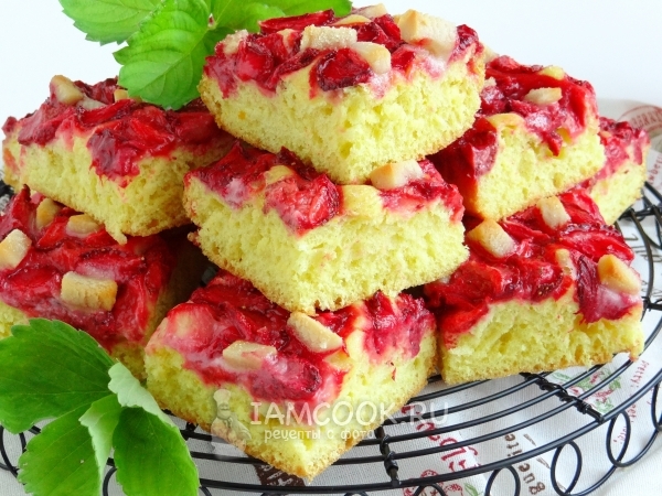 Рецепт дрожжевого пирога с клубникой и марципаном