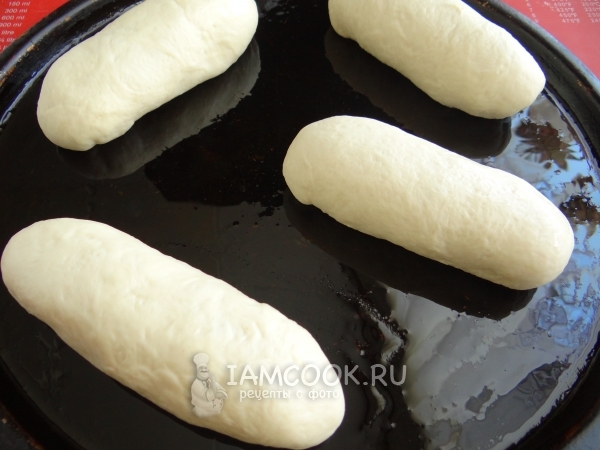 Выложили пирожки на противень