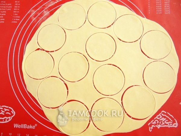 Вырезать из теста кружки