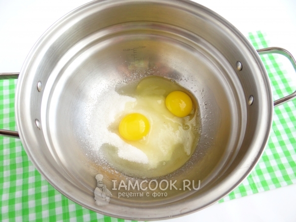 Соединить яйца и сахар