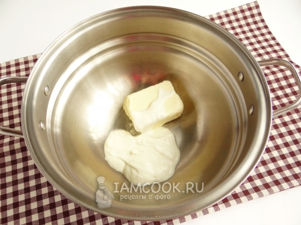Соединить сметану с маслом