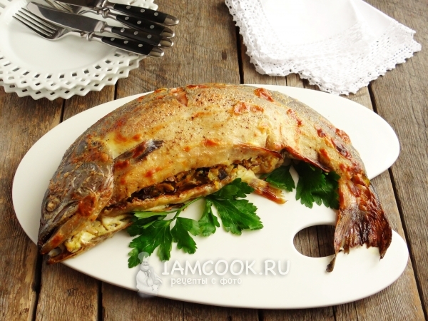 Рецепт фаршированной горбуши, запеченной в духовке целиком