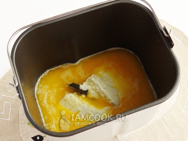 Влить яйца в хлебопечку