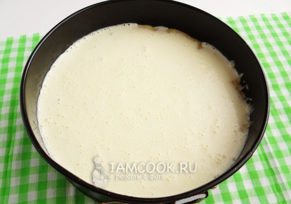 Вылить сырную массу на тесто