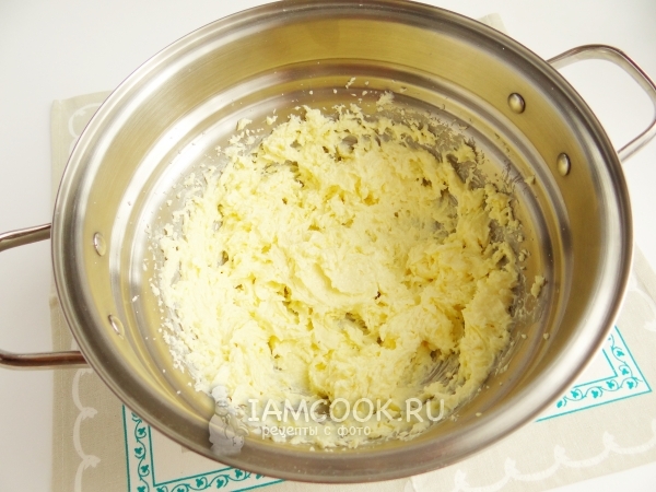 Взбить масло с сахаром