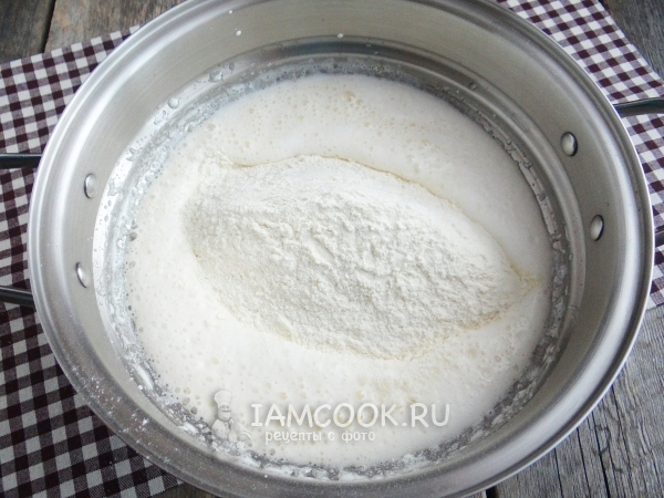 Всыпать муку