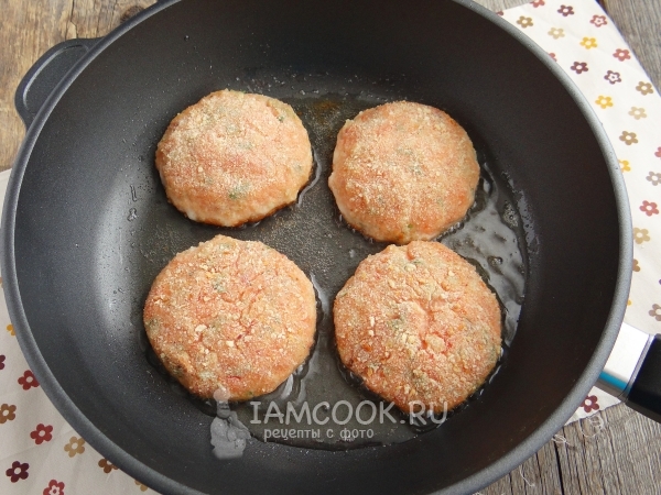 Жарим рыбные котлеты