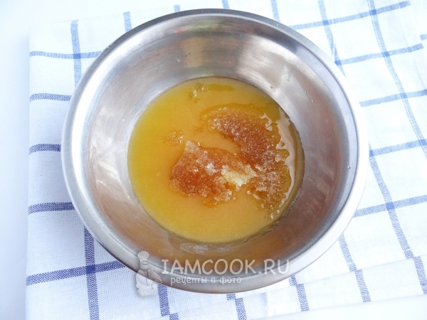 Соединить мед и желатин