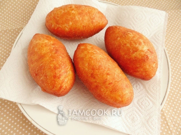 Выложить пирожки на салфетку