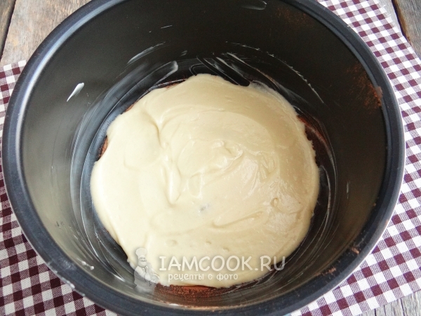 Положить часть теста на какао