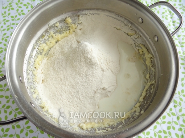 Всыпать муку и влить молоко