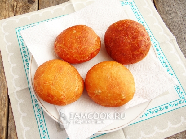 Положить пончики на салфетку