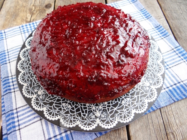 Обмазываем коврижку вареньем сверху