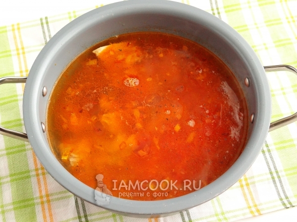 Положить в суп зажарку и консерву