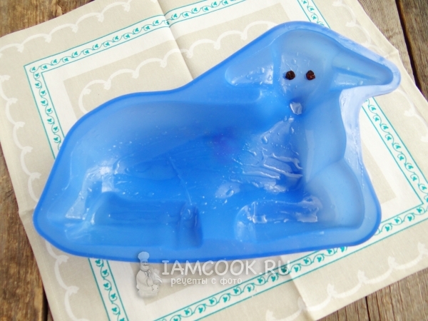 Смазать форму маслом