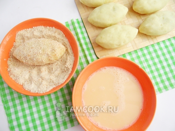 Обвалять заготовку в сухарях