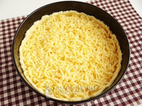 Положить на тесто сыр