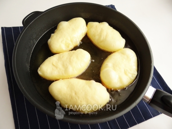 Положить пирожки на сковороду