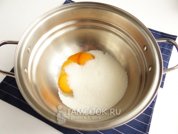Соединить желтки с сахаром