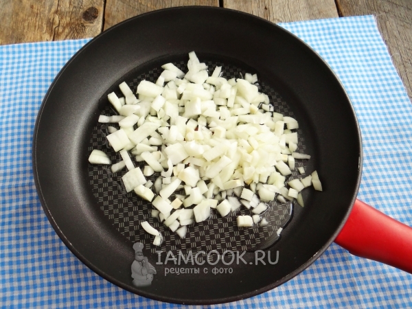 Положить лук на сковороду
