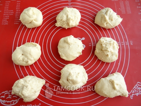 Разделили тесто на 9 кусков