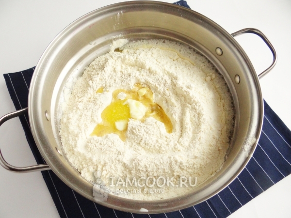 Добавить муку, дрожжи и масло