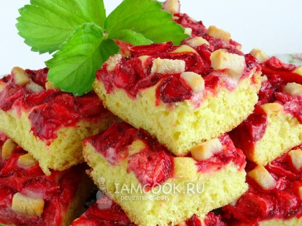 Дрожжевой пирог с клубникой и марципаном