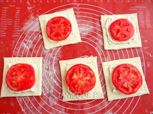 Положить на творог кружок помидора
