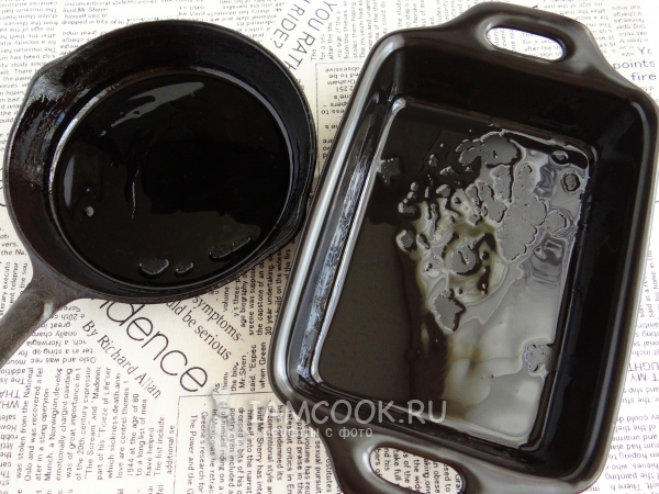 Смазать форму маслом