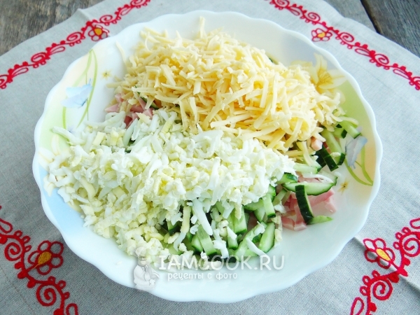 Соединить ингредиенты для салата