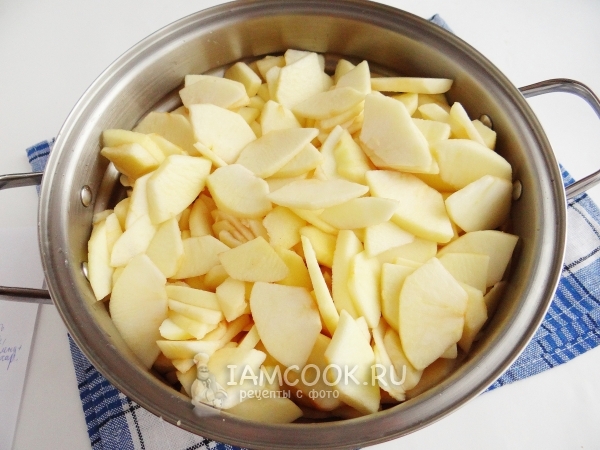 Нарезали яблоки дольками