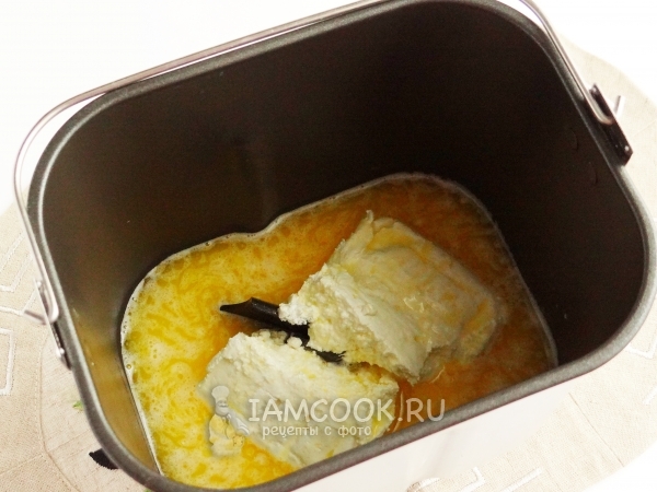 Соединить масло с творогом