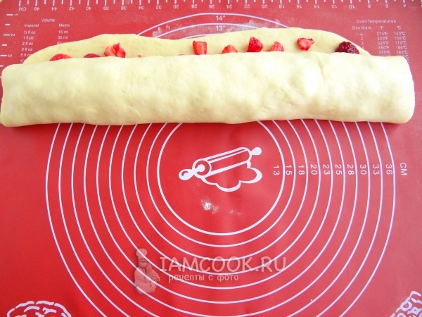 Свернуть тесто в рулет