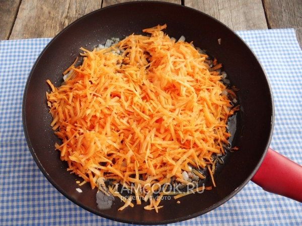 Положить морковь к луку