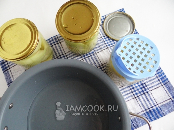 Слить с банок воду