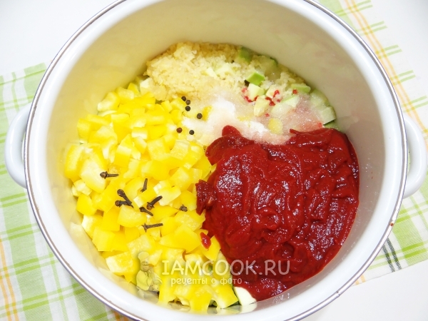 Добавить томатный соус, специи, соль и сахар