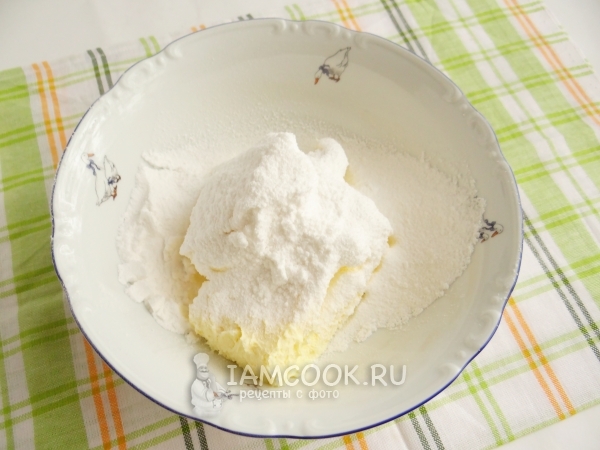 Смешать сахарную пудру с маслом