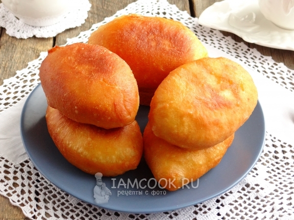 Готовые жареные пирожки из дрожжевого теста с творогом на сковороде