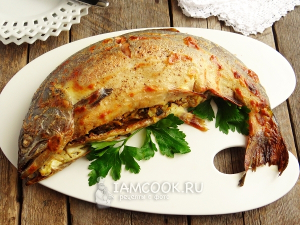 Готовая фаршированная горбуш, запеченная в духовке целиком