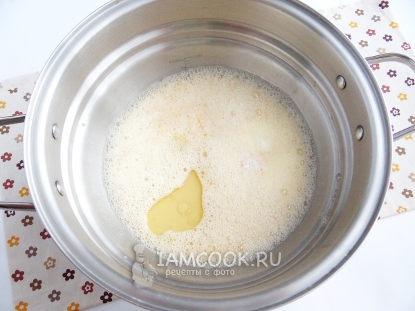 Добавить масло, мед, соду и сметану