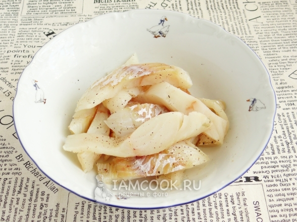 Посыпать рыбу солью и перцем