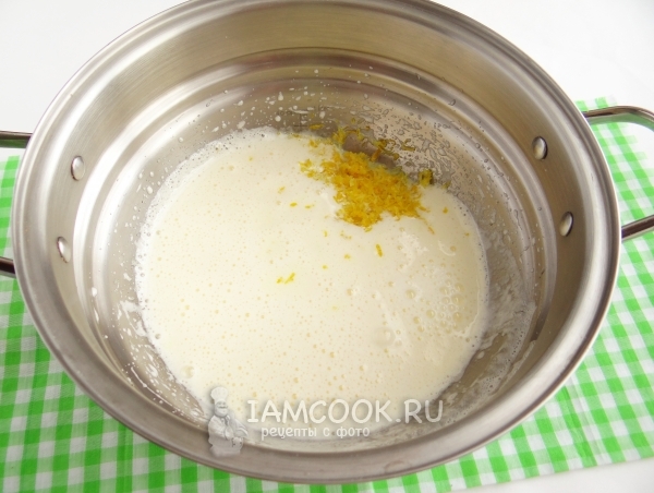 Добавить молоко, масло, цедру и сок лимона