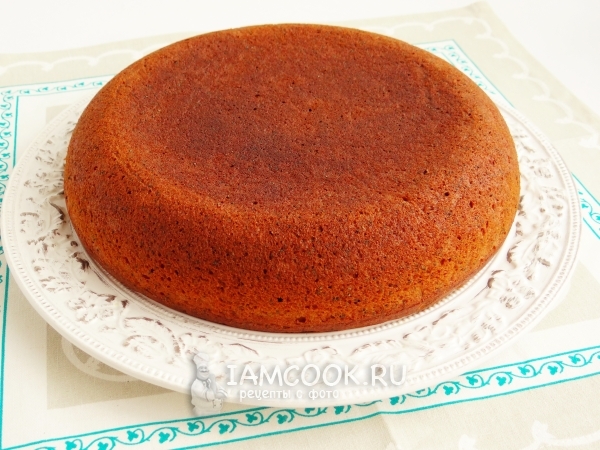 Положить кекс на тарелку