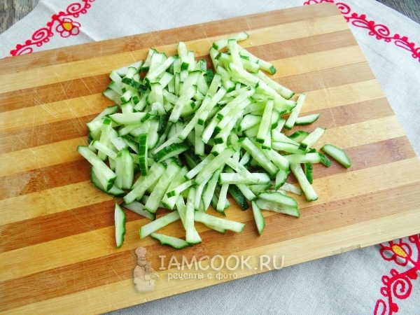 Порезать огурцы