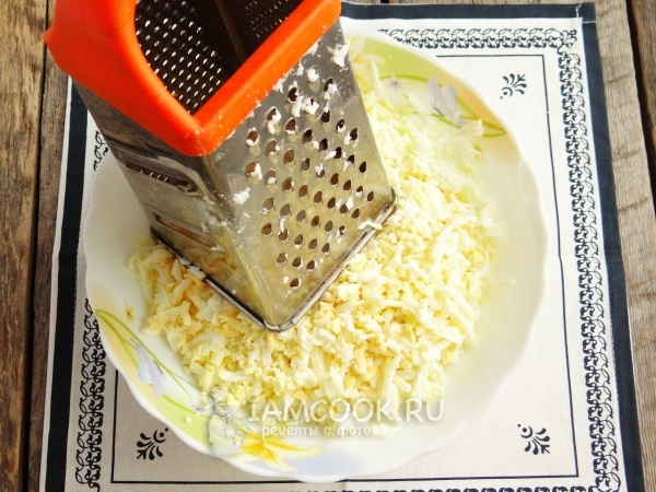 Натереть яйца