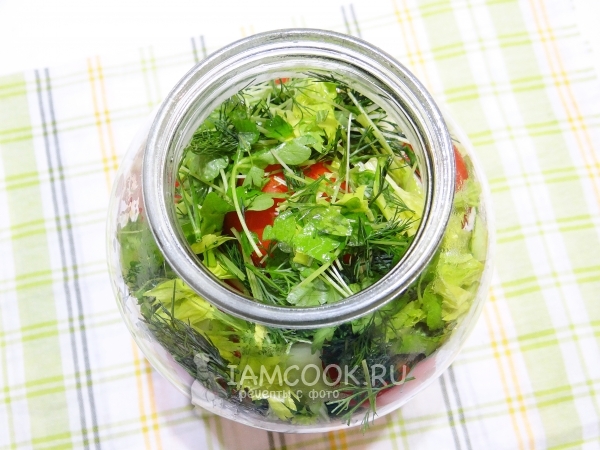 Положить в банку помидоры и зелень